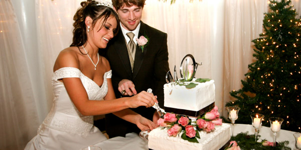 skära bröllopstårta