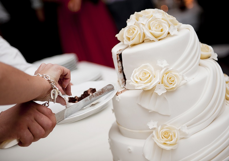 Bröllopstårta med vita rosor
